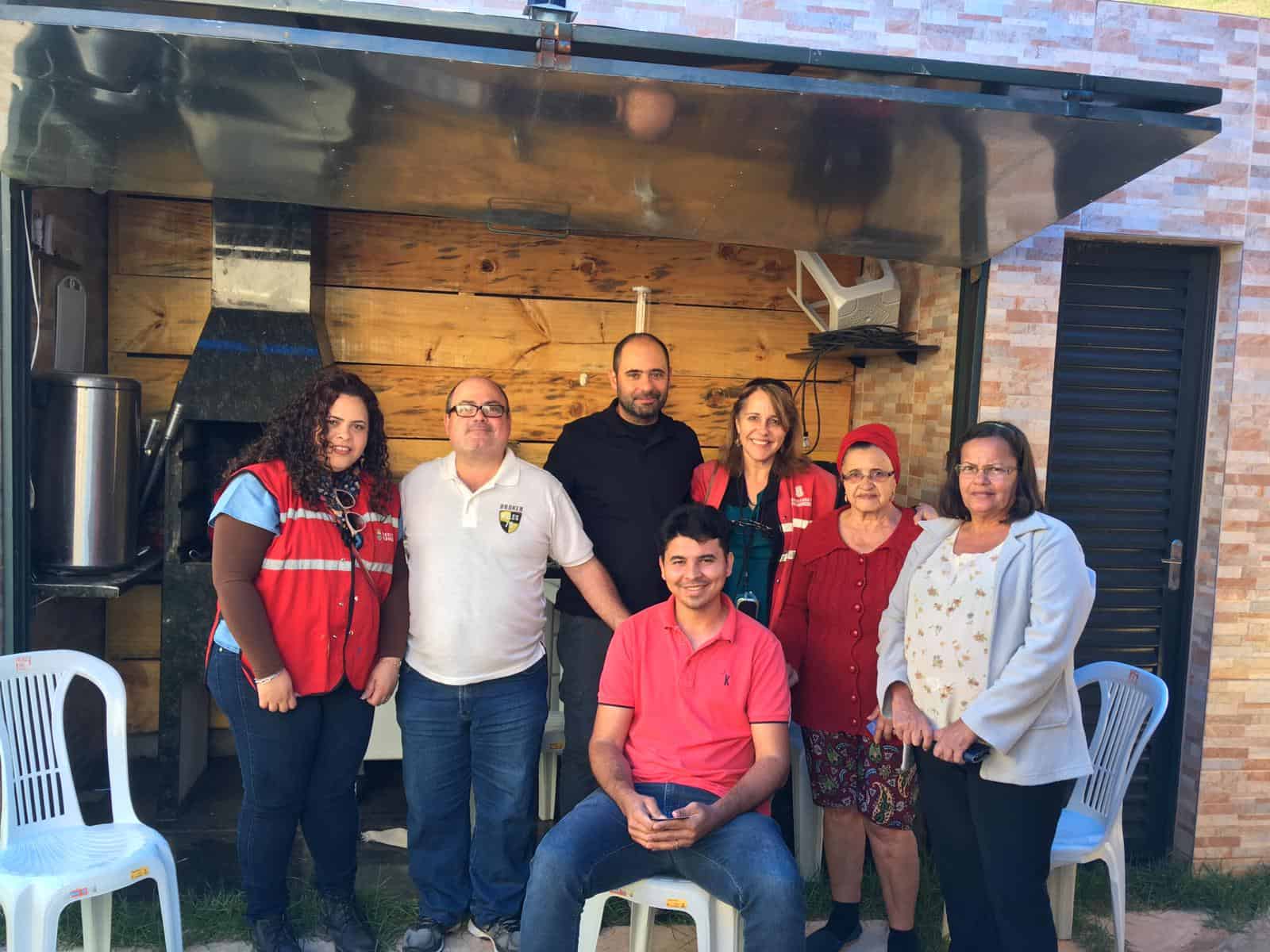 PopLuz proponent Eduardo Rechden (wearing black) with local leaders in Belo Horizonte